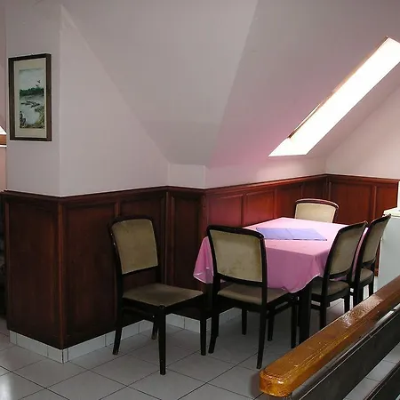 Bed and breakfast Domino Panzió 2*